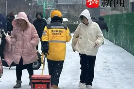 【视频】有人抱着外卖箱，有人拖着外卖箱，宿迁冻雨中外卖小哥艰难送餐，超时获市民理解图片