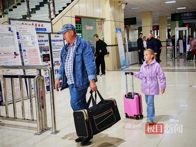 免签后首批俄罗斯游客抵达黑河：坐船只需5分钟，最爱“买买买”，有人计划和男友去上海玩两周