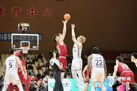 最后一节崩盘，浙江稠州金租男篮主场不敌上海男篮，失去主场优势图片