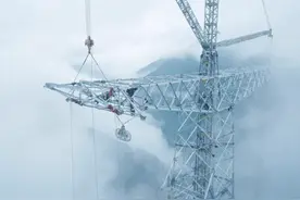 国家电网川渝特高压工程：悬崖施工 云中立塔图片