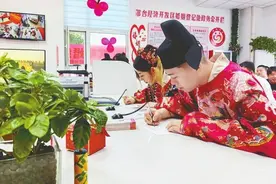 新人身着汉服领证,仪式感瞬间拉满！图片