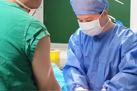 男子植入“戒酒芯片” 戒酒！自述“现在闻到酒味就恶心”图片