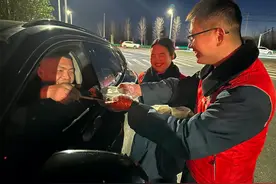 安徽高速上，他们的“别样”年夜饭图片