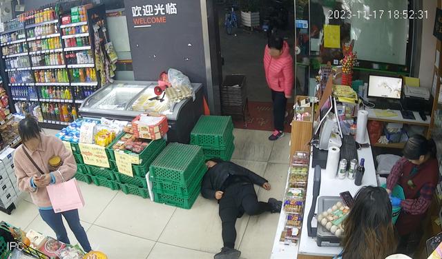 女子购物发病身亡家属索赔218万元 营业员未及时救助店家被判担责