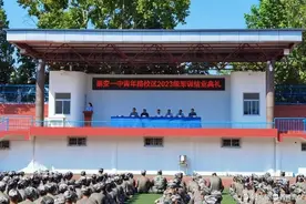 泰安一中举行2023级军训汇报表演暨结业典礼图片