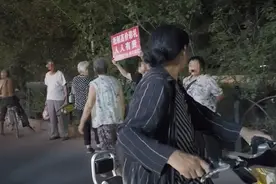 17岁女子退婚不退彩礼，男方举牌喊退钱……知情人：38万元彩礼已退回33万元图片