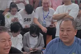 氛围拉满！搓麻将和看球一个也不耽误图片