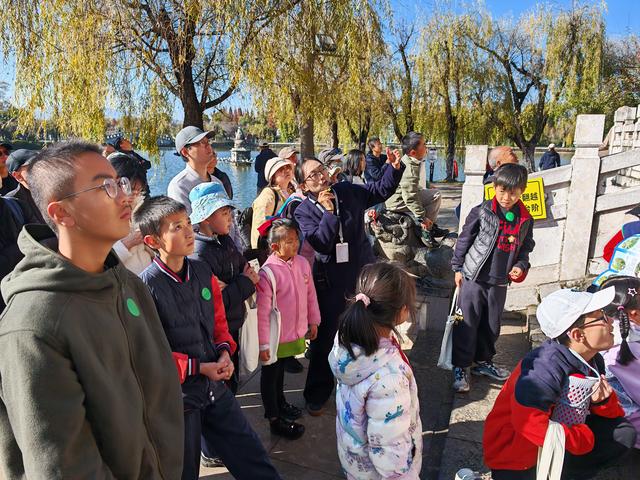 文化古迹成为生态科普课堂 37组亲子家庭大观公园沉浸式体验生态研学