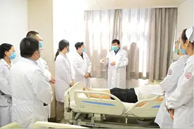 张文宏为新乡医学院感染与健康学院揭牌图片