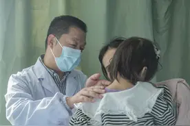 苹果大囊肿挤扁气道，2岁女童险窒息！武汉医生出招“饿瘪”囊肿图片