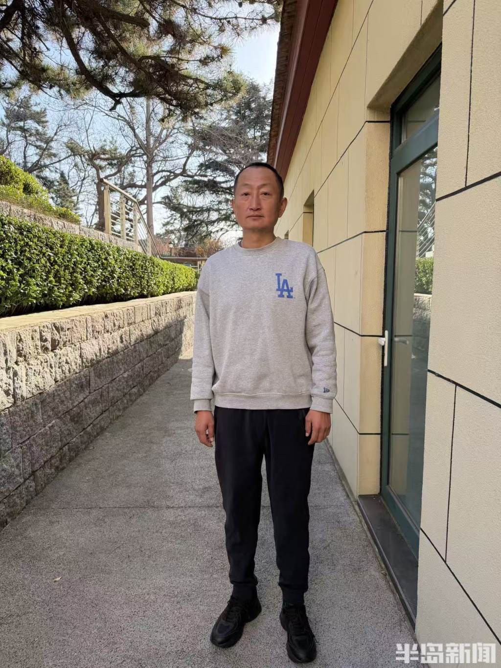 4个大哥接力跃入冰冷海水救人!