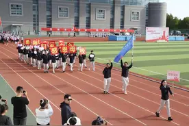 “现在走来的是校友代表队！”图片