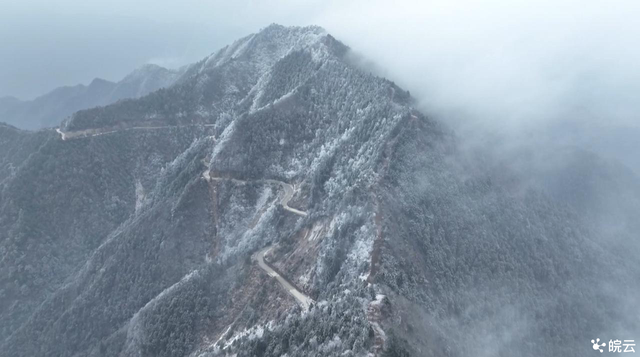 安徽歙县：寒潮催生雾凇景观 徽州天路银装素裹