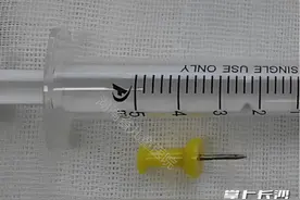 惊险！9岁男孩将尖锐图钉放进口里玩耍，不慎呛入支气管图片