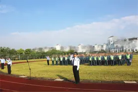 这里也是“上海”，这里还有一群警察图片