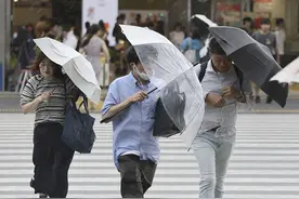 台风“安比”逼近日本关东地区，数百航班停飞多条新干线停运图片
