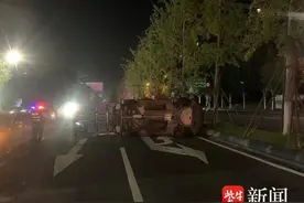 担全责！连续变更5股车道，司机不观察引发两车相撞图片