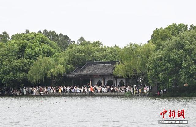 浙江杭州：民众游西湖享夏日时光