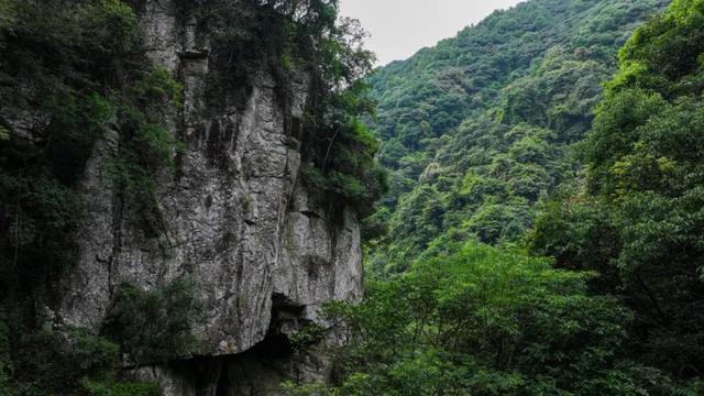 山翠水碧倚晴空