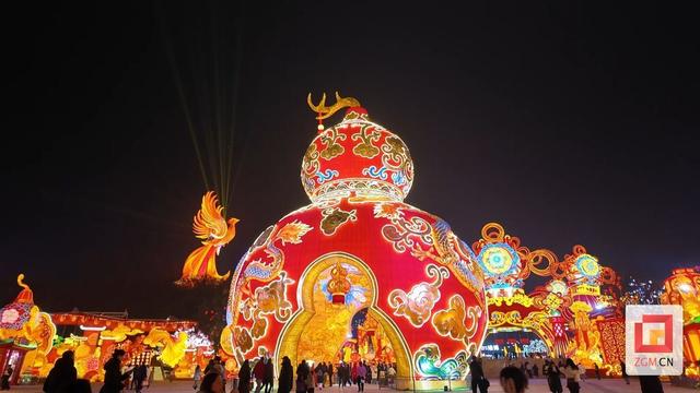 第32届自贡国际恐龙灯会盛大开幕 游客沉醉灯海直呼震撼