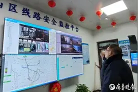济南迎来寒潮降雪，山路上的公交车该咋坐？图片