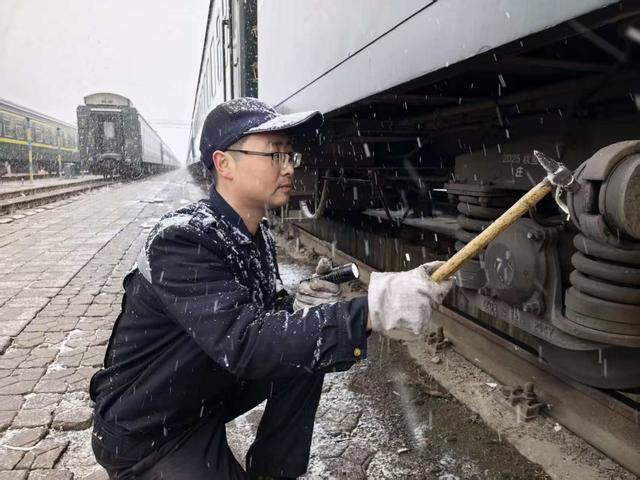 扫积雪加防滑，优化售票窗口……各大火车站保旅客平安出行