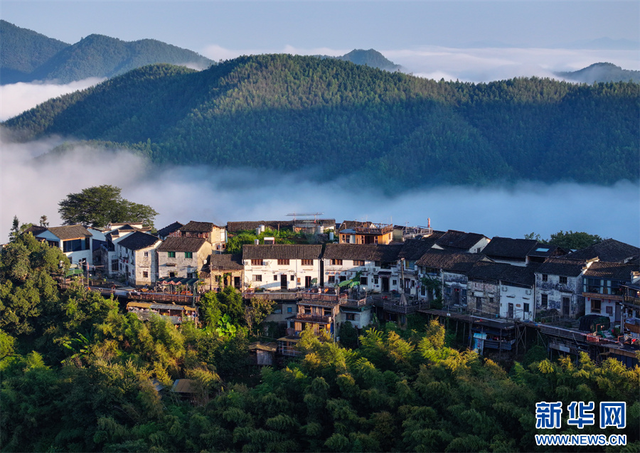 安徽黄山：云上村落画秋意