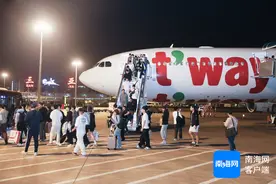 三亚机场顺利完成千人旅行团国际包机保障图片
