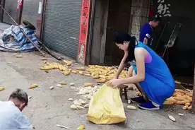 巨人小莫已入土为安，乡政府：此前因身高太高没有寿材，家人才未迎骨灰图片