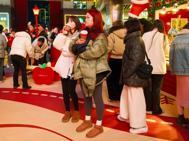 氛围感拉满！金虹桥商场化身“苹果小镇”