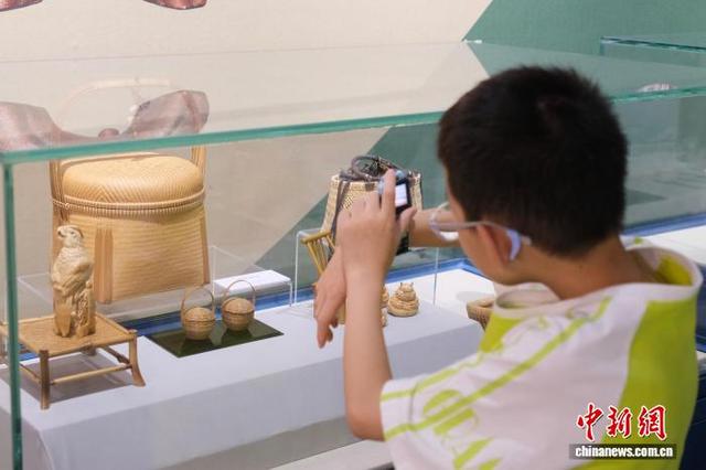浙江杭州：安吉竹文化展吸引游客