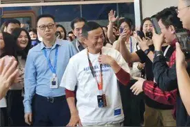 传马云5月10日回归阿里，将要重启大集团模式！马云回应：没听说！1个月前戴新工牌亮相阿里云谷园区图片
