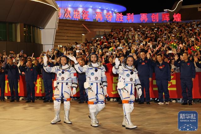 神舟二十一号航天员乘组出征仪式在酒泉卫星发射中心举行