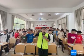 万宁山根镇开展2024年万宁市“秋季开学第一课”暨防范青少年药物滥用宣传活动图片