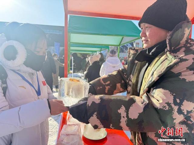 阿尔山冰雪节启幕 中外游客感受“童话王国”