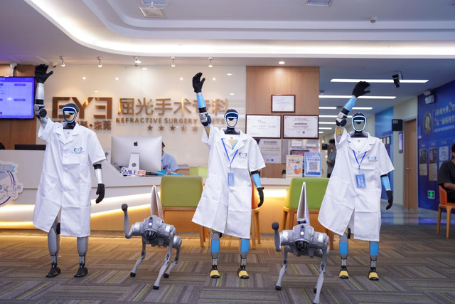 “明星机器人”同台炫技：新一代机器人全飞秒SMILE pro在东莞发布