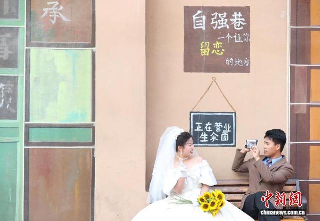 创意墙绘点亮银川老街 成城市文旅新名片