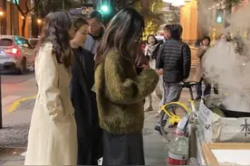 她做的桂花糕号称“此生难忘的味道”？“吃完班味都淡了！”｜宝藏路边摊①图片