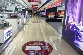 在上海，买扫地机器人线下比线上便宜800元！先涨价再降价？商场回应：售价不会涨 | 以旧换“新”·新面孔图片