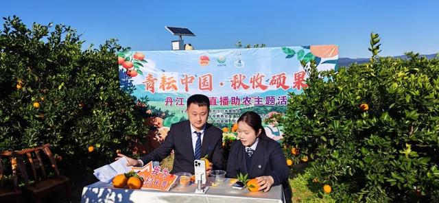 看，丹江口水库中央这幅“水墨长卷”！