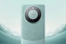 华为Mate60放水里也能用？外国小哥实测后直呼太酷啦！图片