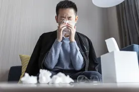 健康小站 | 外出喷个防晒喷雾，小伙肺部变白了……图片