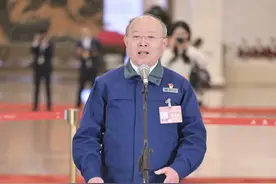 全国人大代表钱海军回答潮新闻记者提问：爱是一盏灯，照亮别人也温暖自己图片