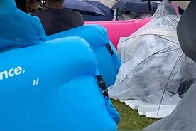 “泥地”观演、停车场堵车、周边商家借机赚钱，福州“泡泡岛音乐节”遭吐槽！图片