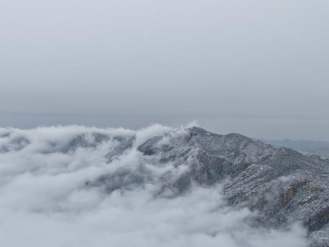 河南北风吹雪，嵩山一夜白头