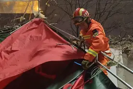 大风天快递棚脱落 北京丰台消防紧急处置图片