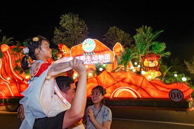 25辆花车点亮茸城夜！“泗泾有戏号”盲盒设计太惊艳，“秋季寻根十八游”+百万消费券等你来