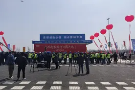 一桥跨两市，天堑变通途图片