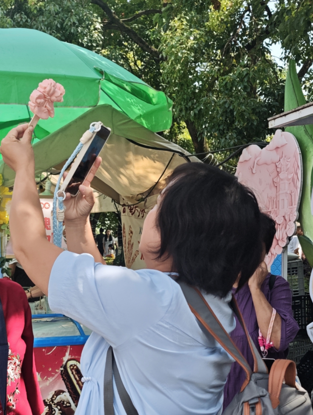 暑期旅游热 带动云南特色商品销售火爆