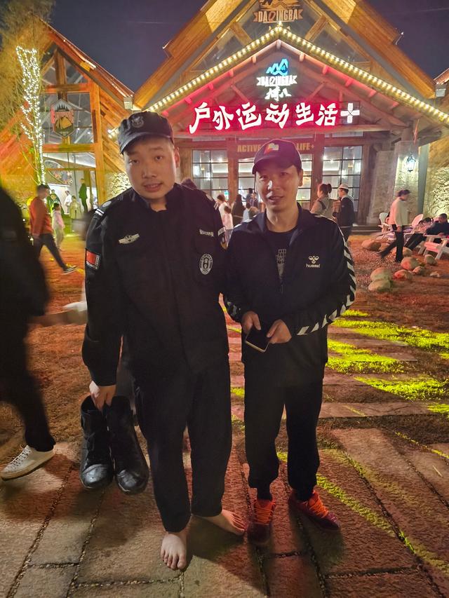 大青八户外运动村保安下水为游客捞手机